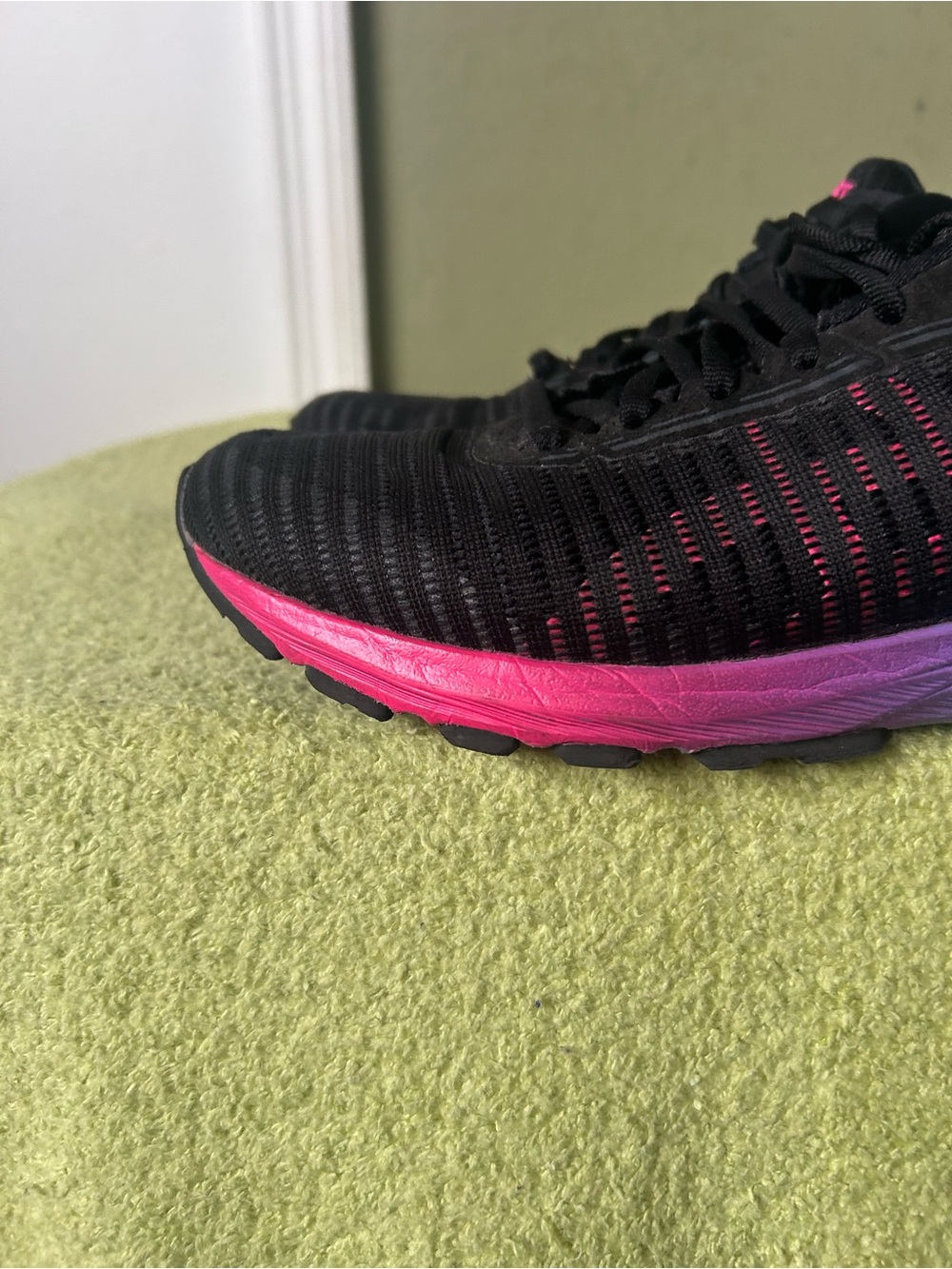 Asics Dyna Flyte2 Women’s Black Running Shoes with Pink-to-Purple-to-Blu - Picture 3 of 12